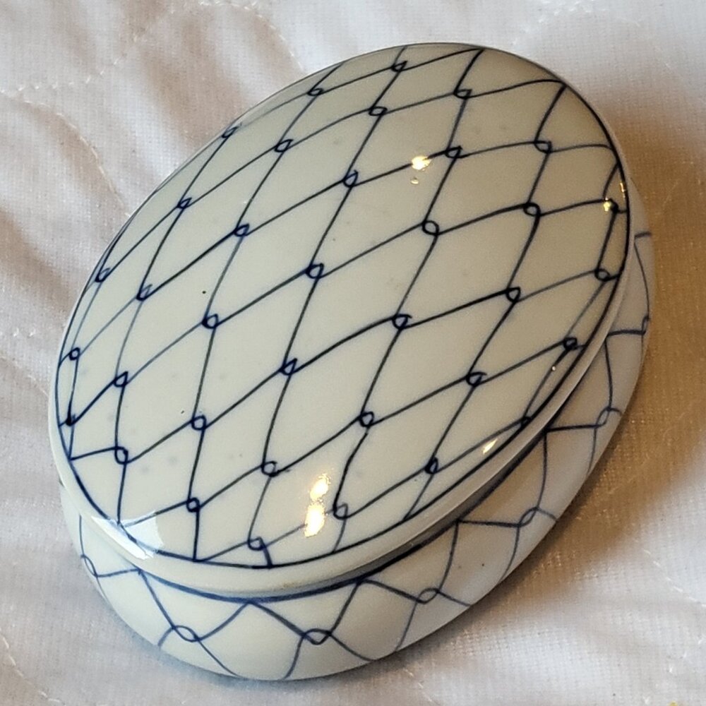 Ceramic Trinket Box Oval Lidded Chicken Wire Mesh Pattern Vintage